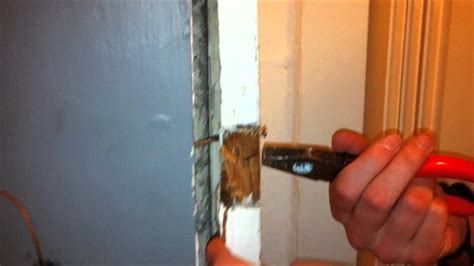 Wie Man Eine Verbindliche Hölzerne Tür Repariert